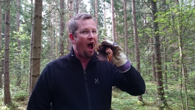 Jörgen äter skogsburgare